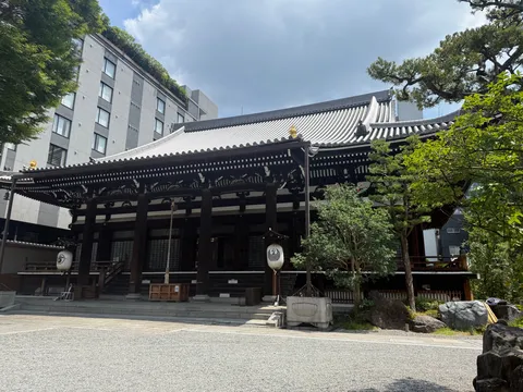 街と寺の静かな交差点