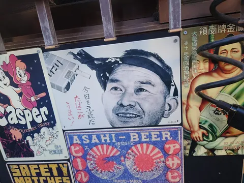昭和の看板と笑顔の断片