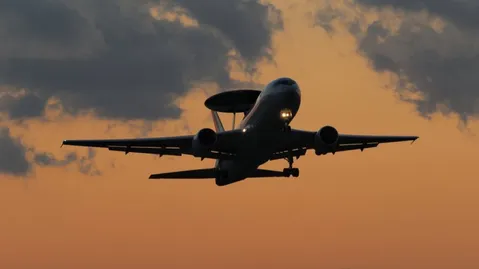 夕暮れに浮かぶ翼の影