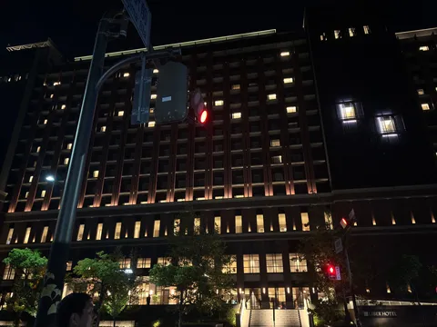 都会の夜景と信号、不思議な関係