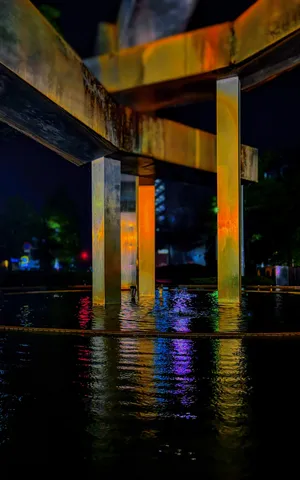 夜の水面に映る光の舞