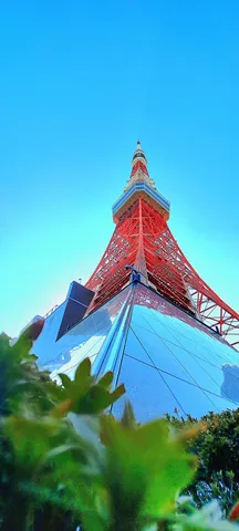 青空にそびえる東京タワー