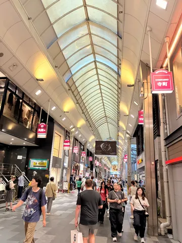 頭上の光と街の鼓動