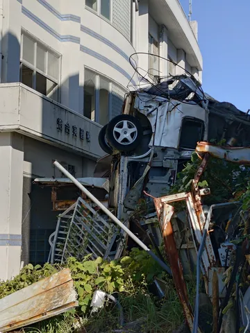 崩れ落ちた街の残響