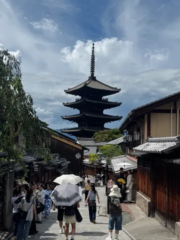 風情ある坂道にそびえる五重塔