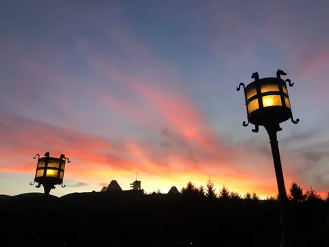 夕焼けと古風な街灯