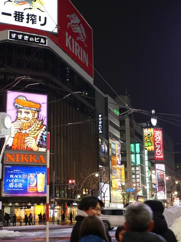 ネオン輝く夜のすすきの散歩