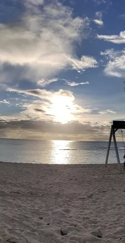 夕暮れの海辺、ノスタルジックな砂浜