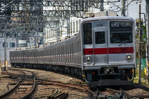 都会のカーブをゆく銀の鉄道