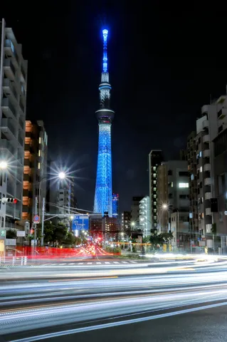 夜空を染める青い塔