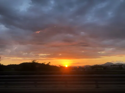 空と道のコントラスト