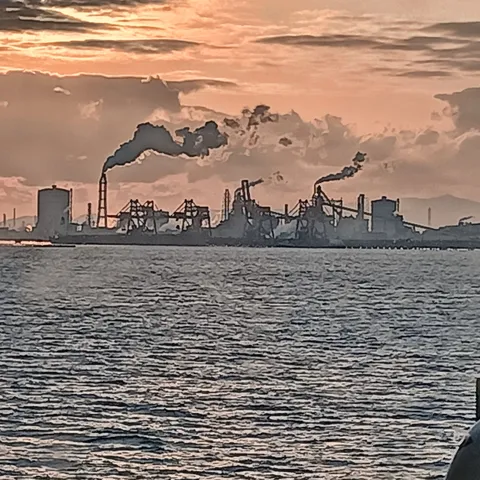 夕暮れの産業風景