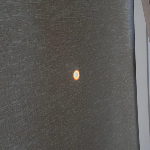 壁に映る小さな光の輪