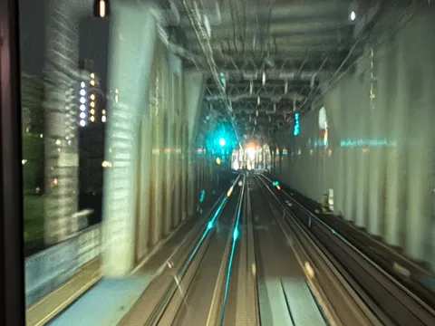 トンネルを抜ける電車の旅