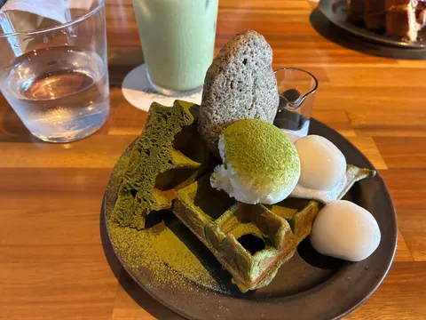 抹茶づくしのワッフルデザート