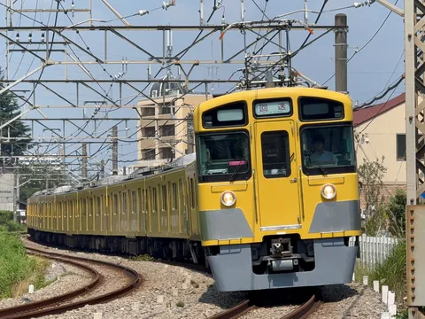 まぶしいカーブ、黄色の列車
