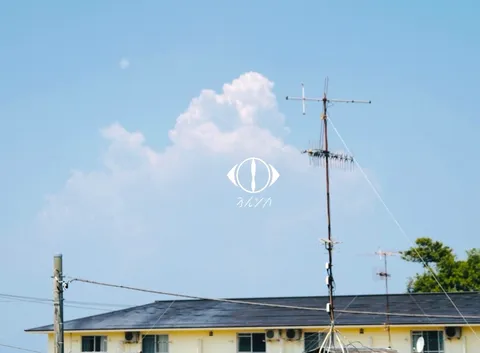 アンテナと積乱雲、夏の出会い