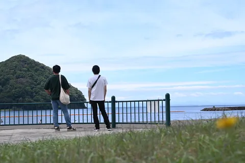水平線に想いを馳せる二人