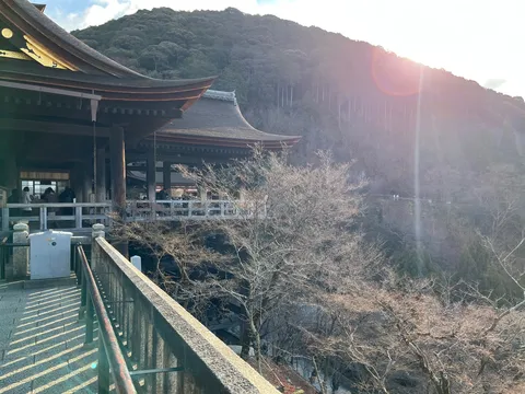 夕暮れの寺と山影