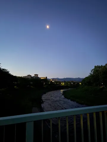 宵闇に流れる川、月明かり