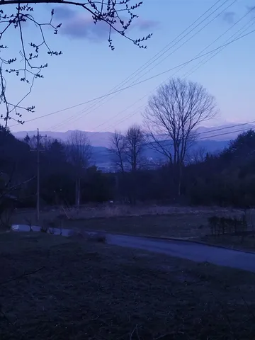 静寂の夜明け、山の稜線