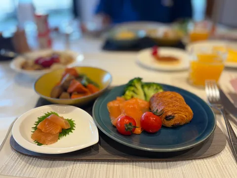 彩り豊かな朝食、優雅なひととき