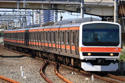 進む線路の夕暮れ列車