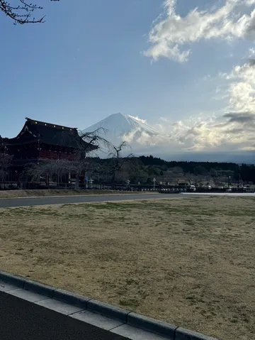 古刹と霊峰の静かな邂逅