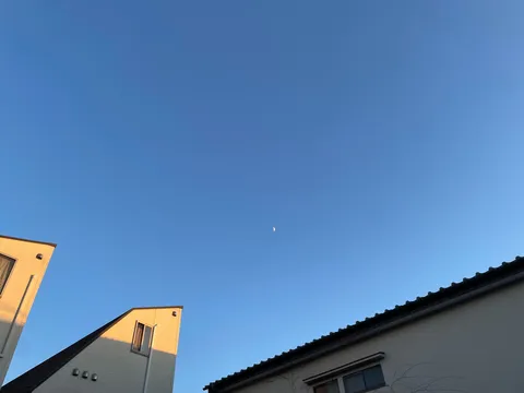 青空に浮かぶ三日月