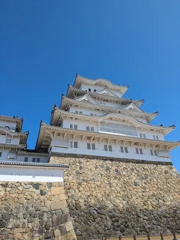 白鷺城、空まで伸びる