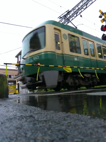 雨粒と列車、水面に映る世界