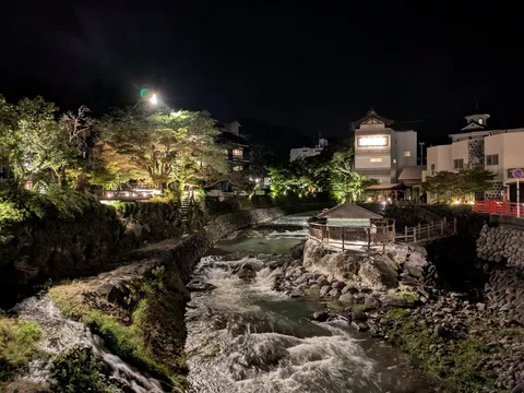 灯りに包まれた渓流の夜