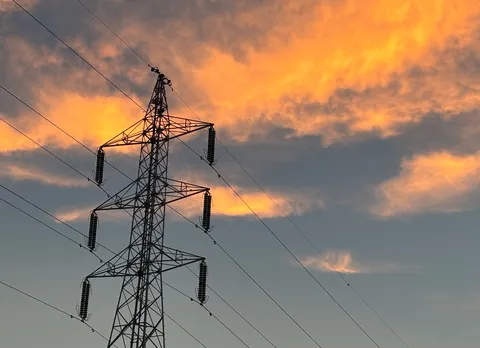 夕焼けに染まる鉄塔と電線