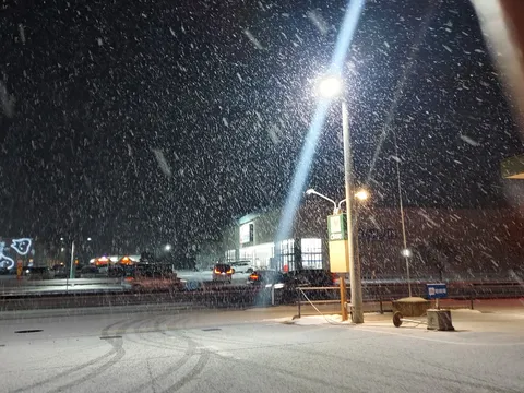 雪降る夜の街灯、白銀の世界