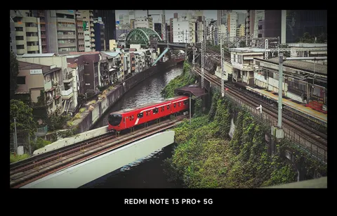 水辺を走る赤い列車