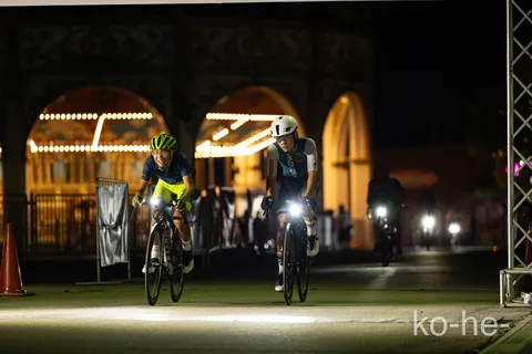 夜のロードレースの光跡