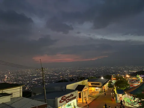 都会の灯りと夕暮れの空
