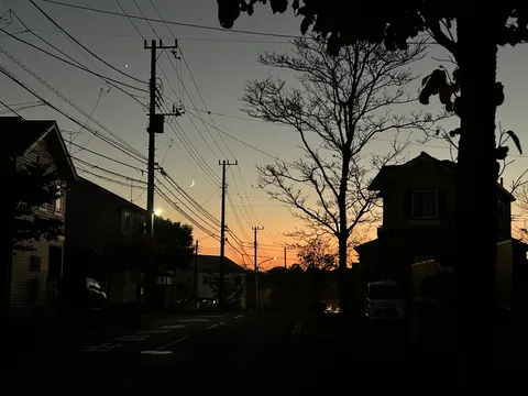 夕焼け空に浮かぶ三日月