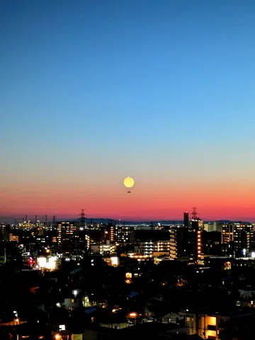 都市の空に輝く、不思議な月