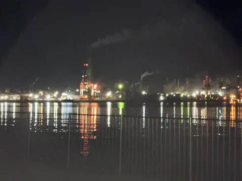 夜の水面に映る工場の灯り