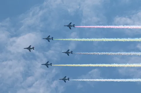 空を彩るアクロバット飛行