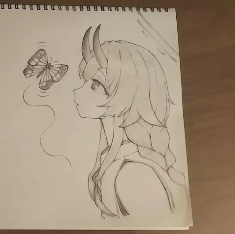 蝶を見つめる耳の影