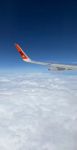 雲の上、ジェットスターと青い空