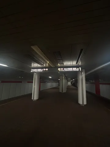 地下鉄の夜、静寂のホーム