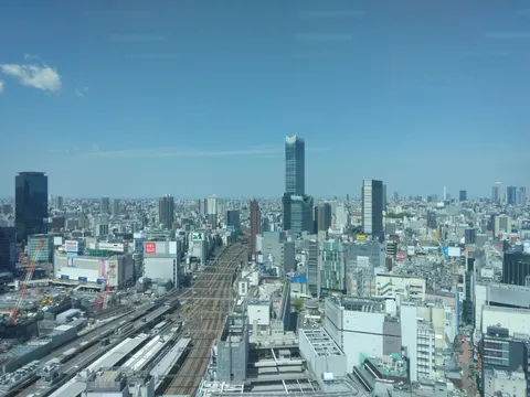 晴れ渡る空と都会のビル群