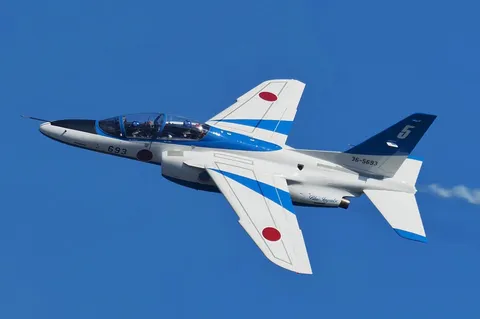 青空を舞うブルーインパルス