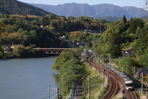 山間の秘境を駆け抜ける列車