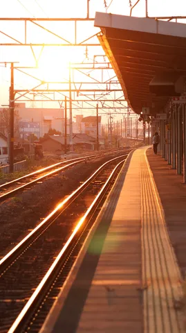 夕陽に染まる線路と駅