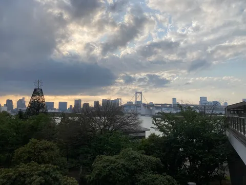夕暮れの都市と水辺