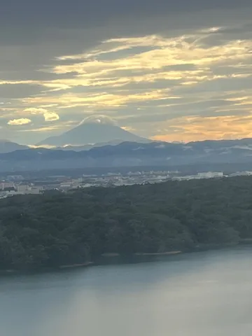 空と山の静かなる共演
